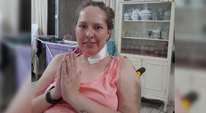 Mãe intubada por causa da Covid um dia após dar à luz trigêmeos recebe alta médica Caroline Gotardo está em casa com a família e terá que fazer fisiot