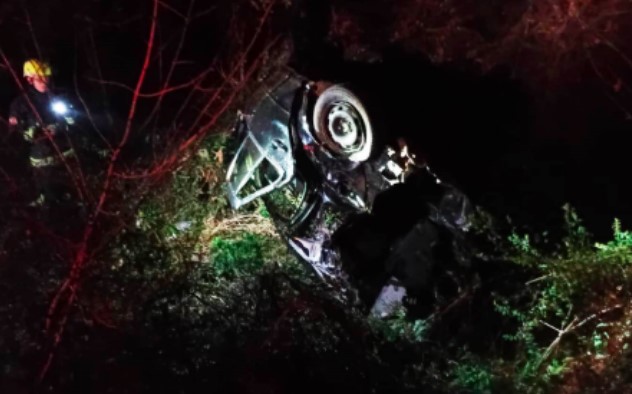 Motorista de carro é socorrido inconsciente após acidente com caminhão na BR-282