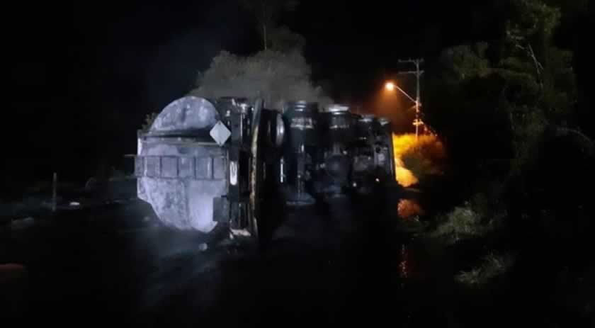 Caminhão com 20 mil litros de combustível explode em chamas e mulher escapa da morte em SC