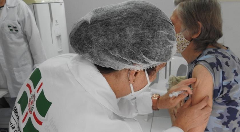 Idosos de 77 anos acima serão vacinados contra covid-19 nesta sexta
