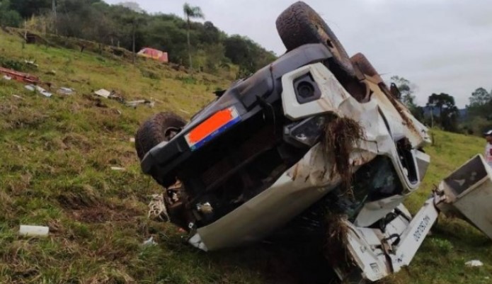 Caminhonete da Celesc sai da pista e capota em ribanceira
