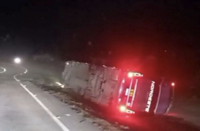 Ônibus de turismo de Porto Alegre capota e deixa um morto e feridos na BR-101