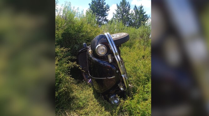 Fusca sai da pista e capota em ribanceira na BR-282