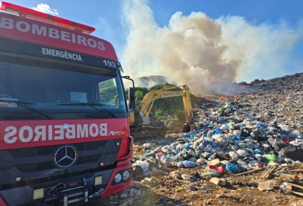 Bombeiros levam mais de 3 horas para combater incêndio em aterro sanitário