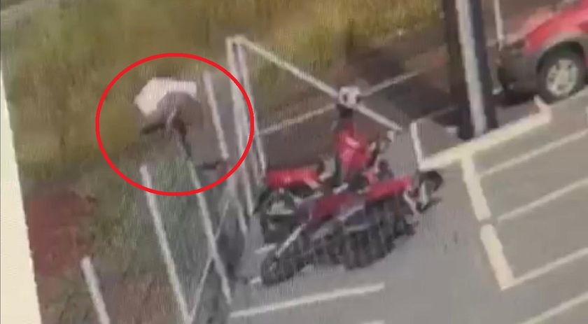 Homem tenta furtar moto e quase acaba pendurado em cerca de empresa