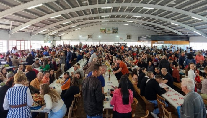 Mais de mil quilos de carne são comercializados na festa da Igreja Matriz