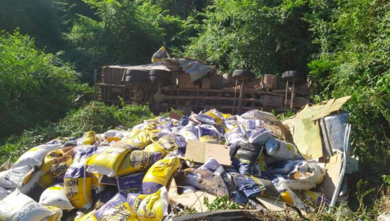 Duas pessoas morrem em gravíssimo acidente de caminhão no Alto Vale