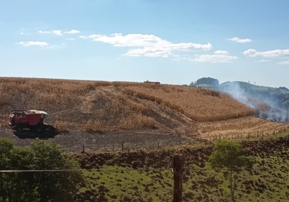 Incêndio em colheitadeira mobiliza Corpo de Bombeiros