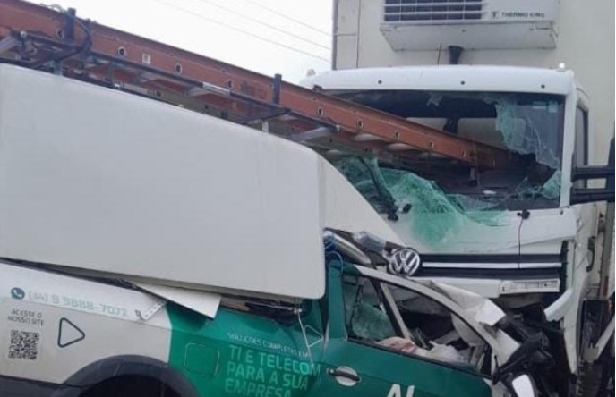 Motorista de caminhão morre em acidente após ser atingido por escada de automóvel