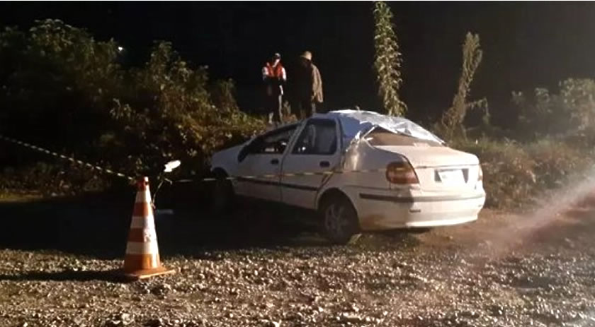 Mulher é encontrada morta dentro do carro após capotamento em Rio das Antas