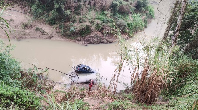Carro cai no rio em SC, mobiliza mergulhador para buscas e motorista é encontrado em casa