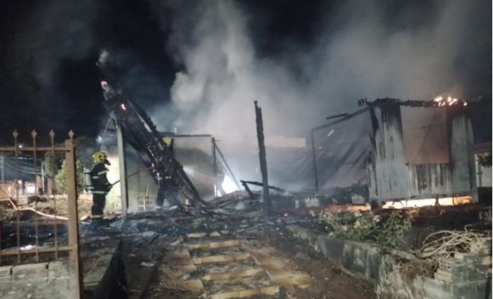 Casa fica completamente destruída após incêndio em São Lourenço do Oeste