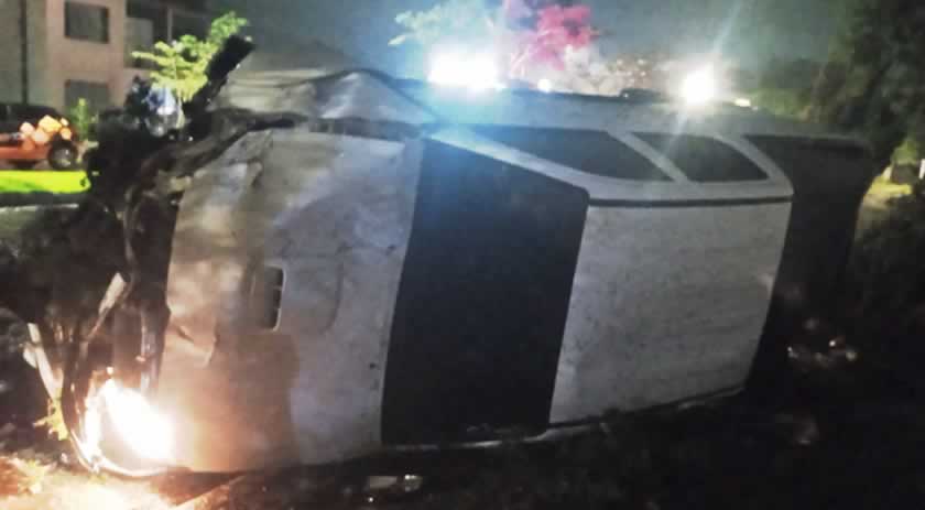 Condutor perde o controle do veículo e capota