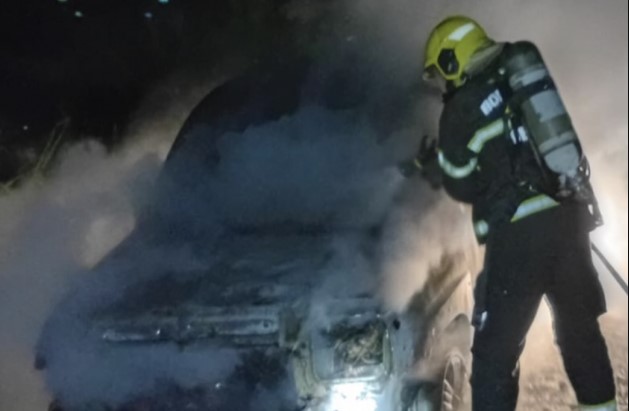 Veículo pega fogo em estrada no interior