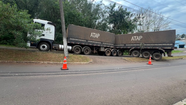 Carreta desce de ré após erro de GPS indicar rota inadequada