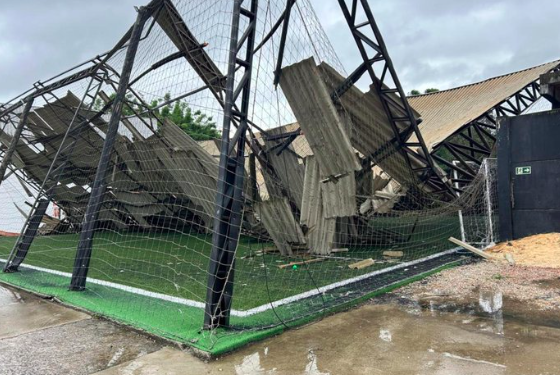 Vendaval derruba telhado de quadra esportiva e deixa feridos no RS