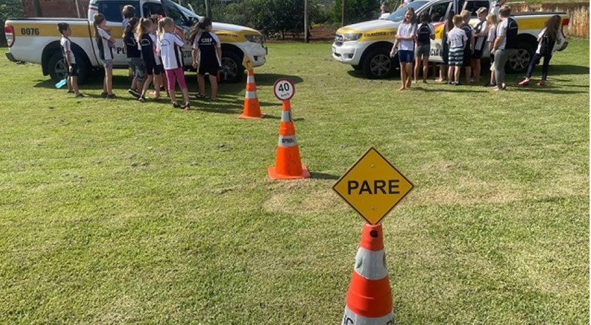 Polícia Militar Rodoviária realiza atividade de educação no trânsito com crianças de educandário