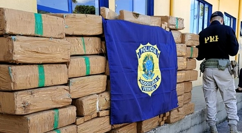 Mais de uma tonelada de maconha é apreendida em veículo roubado