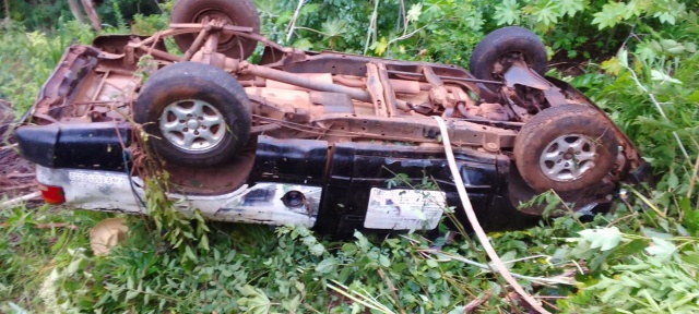 Bombeiros atendem capotamento em rodovia