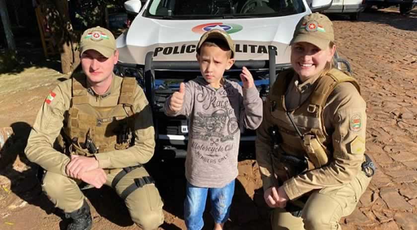 Policiais militares participam de aniversário de criança