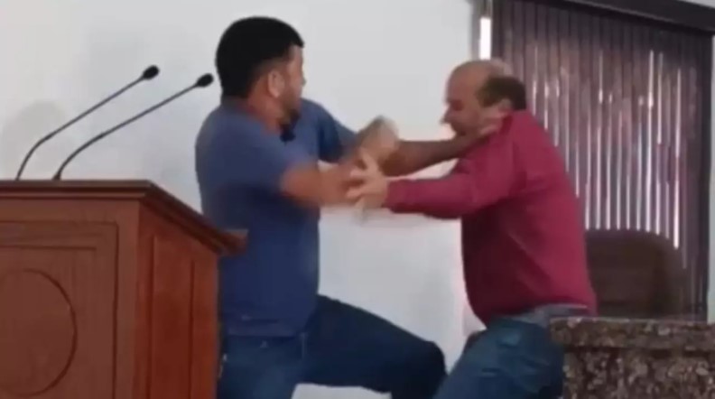Troca de acusações vira pancadaria entre vereadores