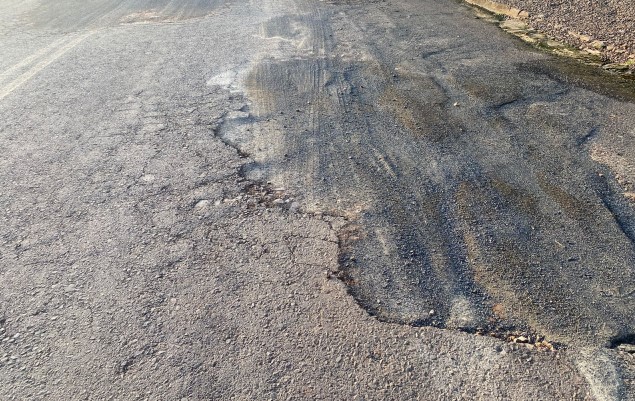 Moradores reclamam de asfalto danificado no bairro Kasper após conserto de vazamento em rua
