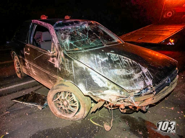Condutor não habilitado colide carro em rochas e abandona veículo sobre a via