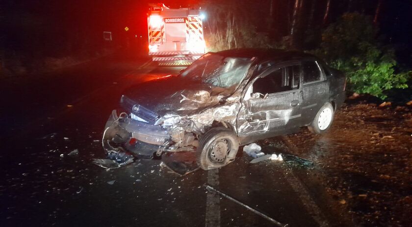 Mulher fica ferida em colisão frontal na SC 305