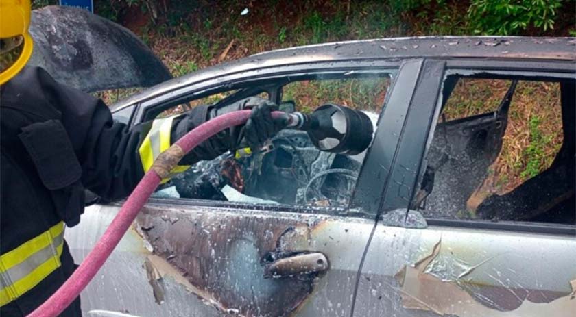 Veículo fica destruído após incêndio no Oeste de SC