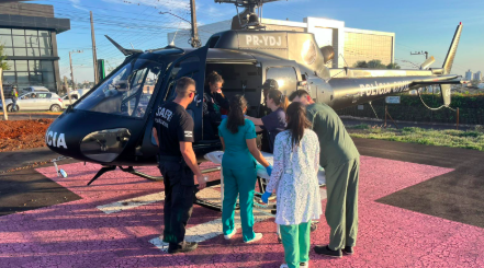 Bebê com queimaduras graves é transferido de helicóptero para hospital