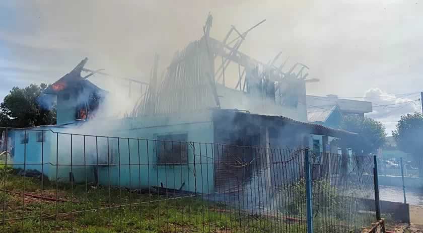 Sobrado pega fogo