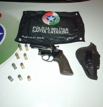 PM de Sul Brasil encontra arma de fogo no local onde um homem realizava ameaça à sua família