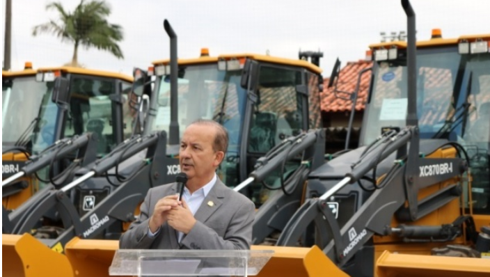 Governador de SC entrega 40 retroescavadeiras a 36 municípios