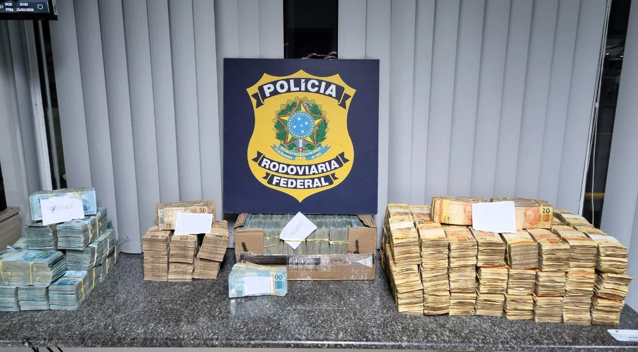PRF apreende cerca de R$ 2 milhões escondidos em carro
