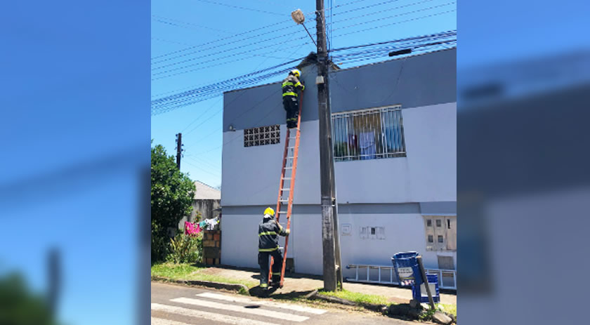 Curto circuito causa princípio de incêndio em estabelecimento comercial
