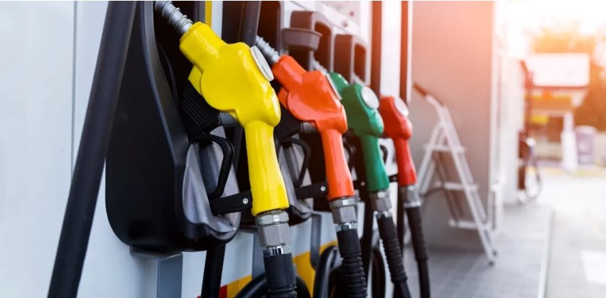 Gasolina poderia subir R$ 1,22 por litro no Brasil, diz associação sobre preço internacional