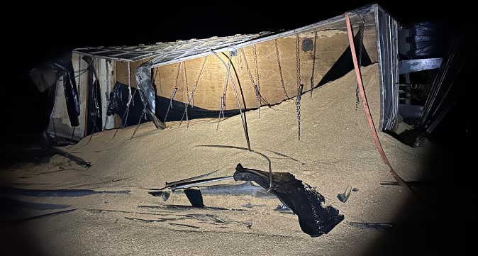 Excesso de água na pista causa tombamento de bitrem