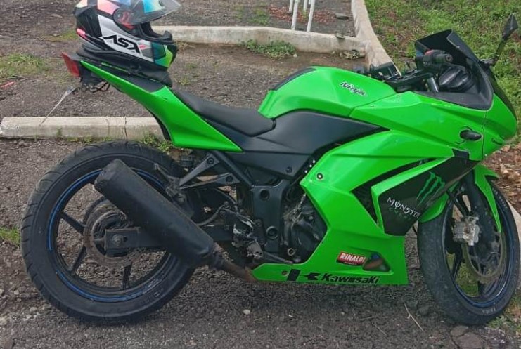 Bandidos simulam acidente e roubam motocicleta de casal