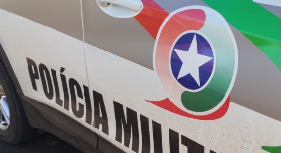 Jovem mata vizinho com pedaço de madeira enquanto ele dormia no sofá no Oeste de SC