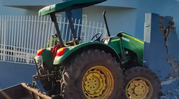 Voltinha de trator “às escondidas” termina no muro de Centro Social, no Oeste