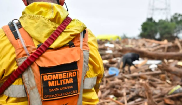 Bombeiros de SC enviam a 4ª equipe para ajudar nas enchentes do RS