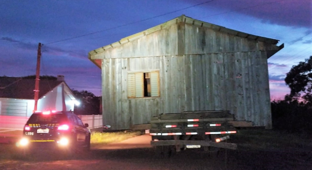 Casa levada por caminhão em rodovia de SC vira caso de polícia