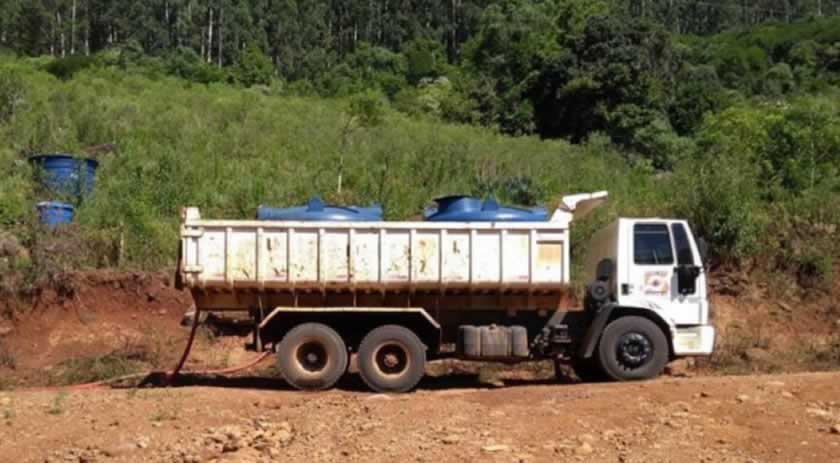Estiagem atinge Oeste de SC e municípios são abastecidos por caminhões-pipa