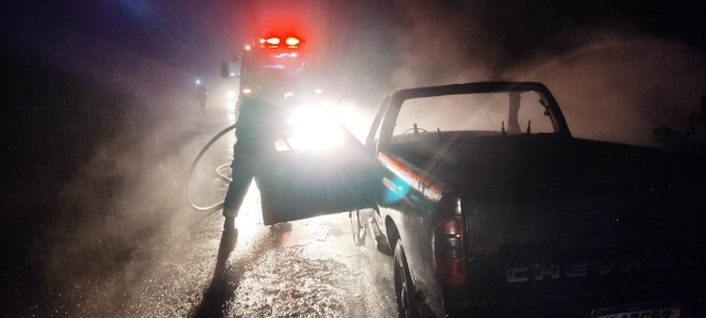 Carro pega fogo na BR-282 em Maravilha
