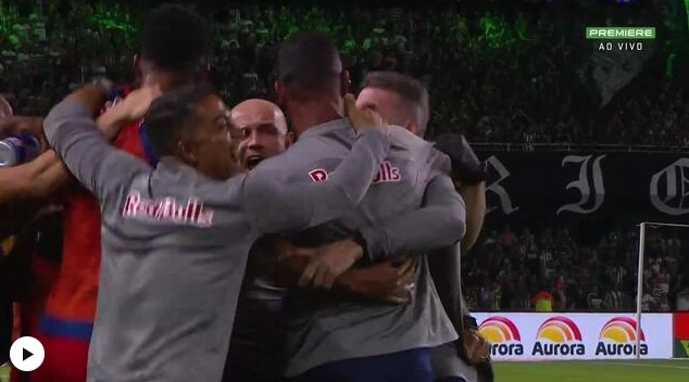 Com polêmicas, Bragantino marca nos acréscimos e vence o Coritiba na estreia da Série A