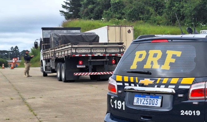 Caminhoneiro é flagrado dirigindo por 18 horas sem descanso na BR-116