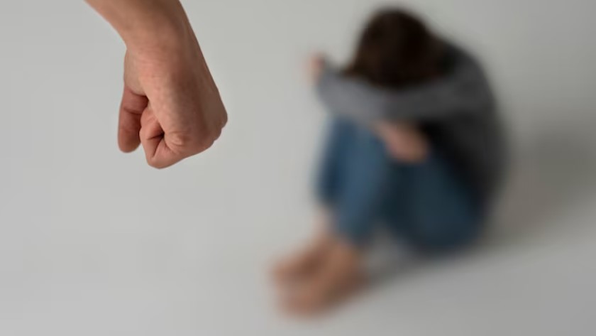 Mulher é agredida pelo companheiro enquanto segurava bebê de 4 meses