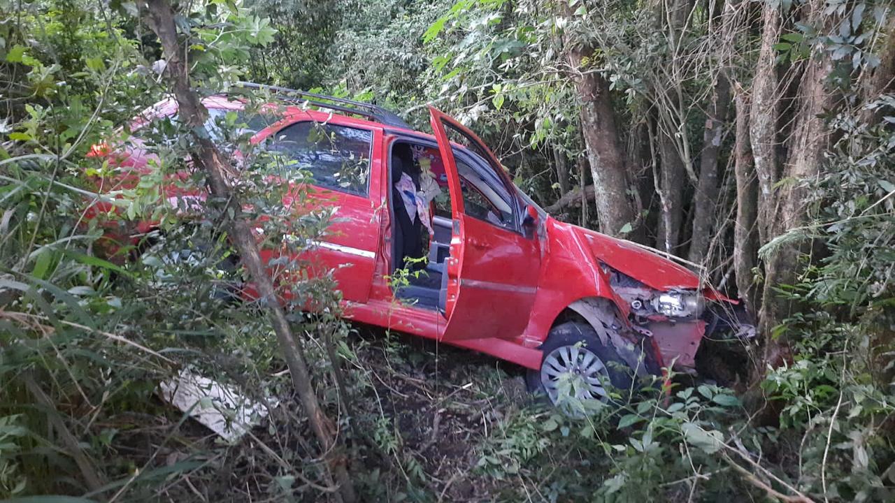 Veículo sai da pista, cai em ribanceira e deixa uma pessoa ferida
