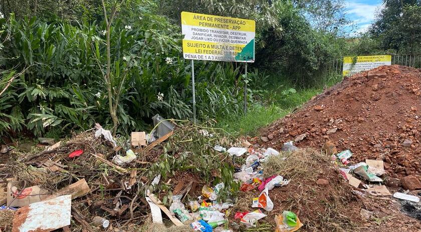 Descarte irregular de lixo é registrado em frente a placa que proíbe a ação em São Miguel do Oeste