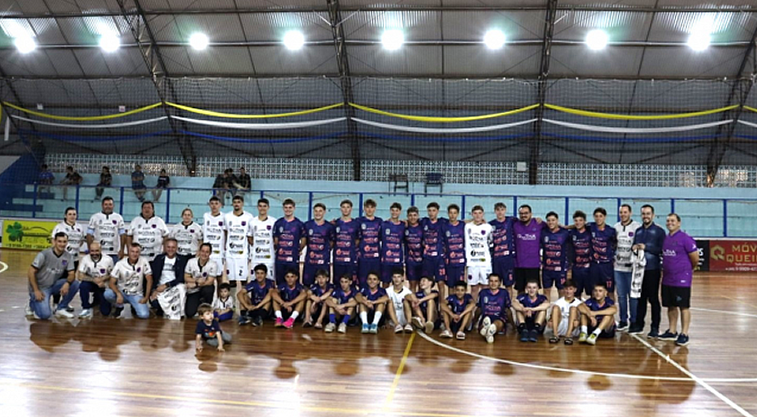 Jogadores de futsal das equipes Sub-18 e Sub-15 recebem fardamento de ação organizada por familiares e empresas
